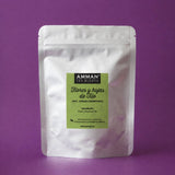 Envase Doypack plateado de Flores y Hojas de Tilo Amman Tea Blends con propiedades antiestrés y desintoxicantes, sobre fondo morado.