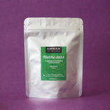 Mezcla de té verde Matcha Detox de Amman Tea Blends en envase doypack sobre fondo violeta.