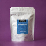 Envase doypack de Té Oolong o Té Azul antioxidante de Amman Tea Blends sobre fondo morado.