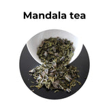 Mezcla herbal mandala con flores y hojas, infusión suave, relajante y aromática.