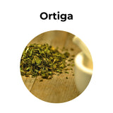 Ortiga seca en hojas para infusión natural, planta medicinal rica en minerales utilizada tradicionalmente en remedios herbales.