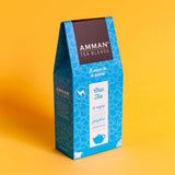 Caja de té negro chai Amman Tea Blends en envase azul con especias como canela, jengibre y cardamomo, infusión intensa y aromática.