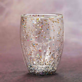 Vaso de vidrio doble pared con diseño de estrellas brillantes ideal para bebidas calientes.
