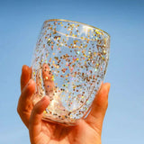 Vaso de vidrio transparente con diseño de estrellas brillantes, estilo moderno y decorativo para bebidas.